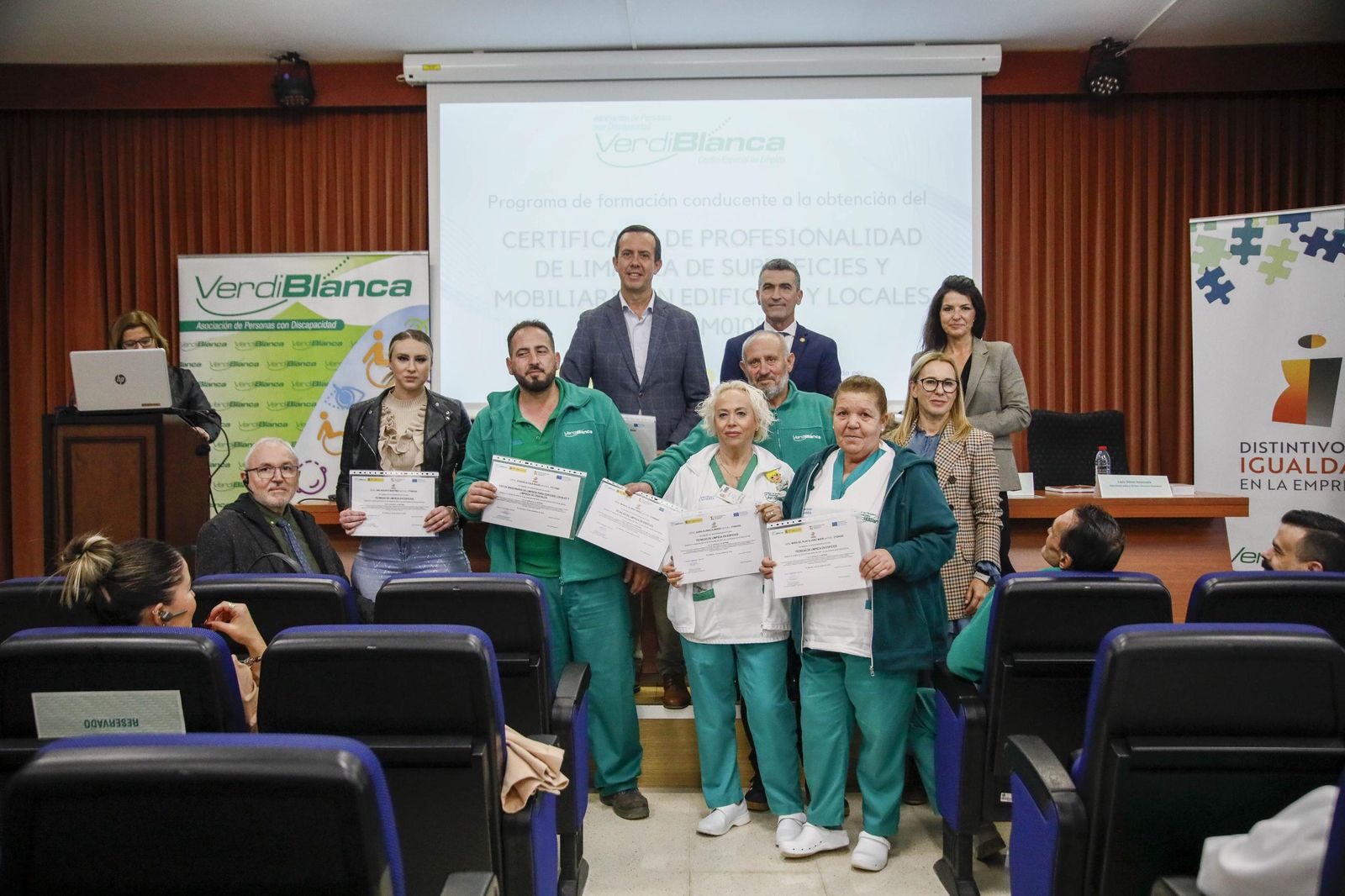 Imágenes de la enterga de certificado de profesionalidad de limpieza de superficies y mobiliarios de VerdiBlanca en la Universidad de Almería