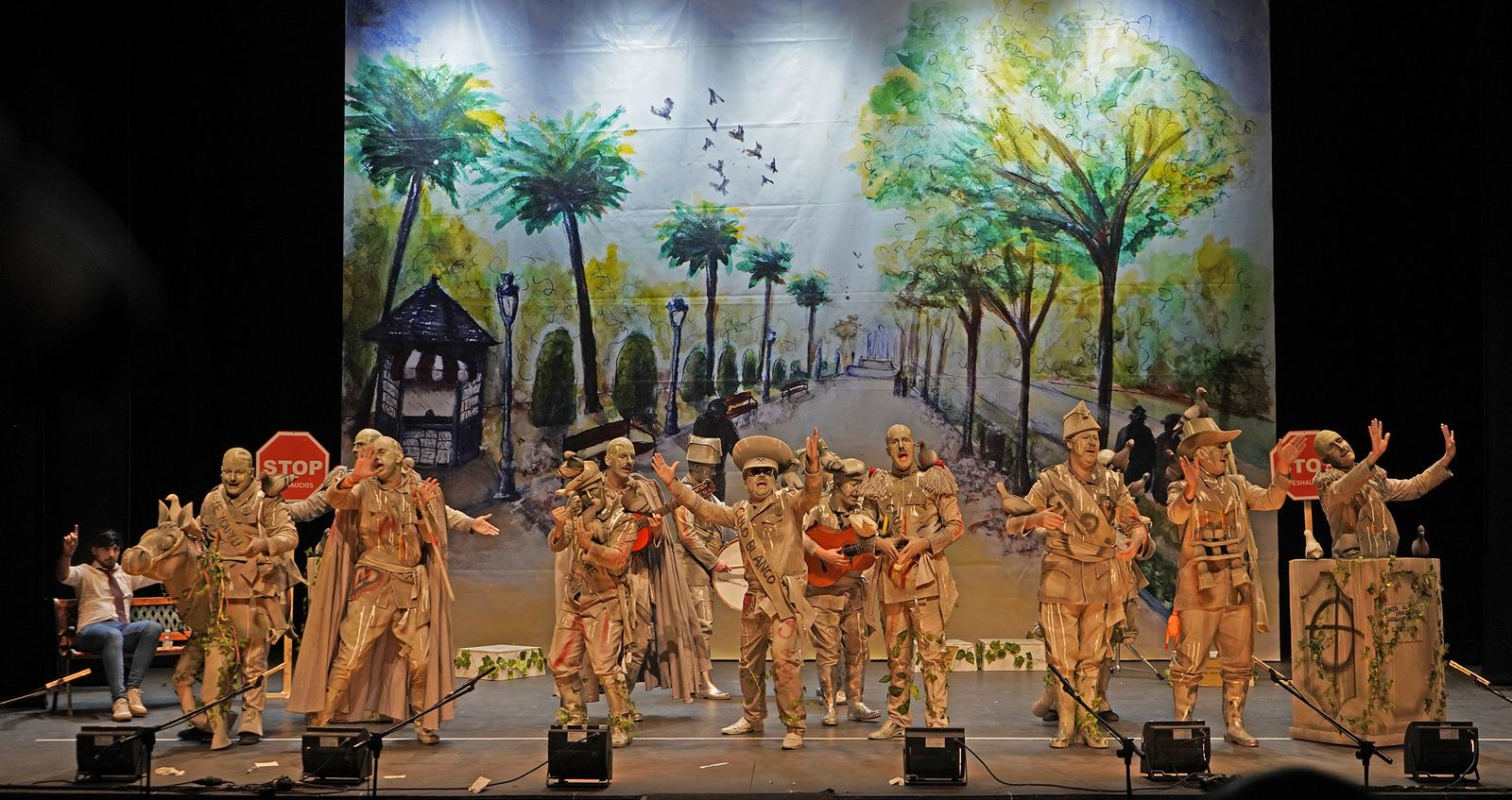 La chirigota 'Los que la tienen dura desde el final de la Dictadura', este año 'Las Supermamás'.