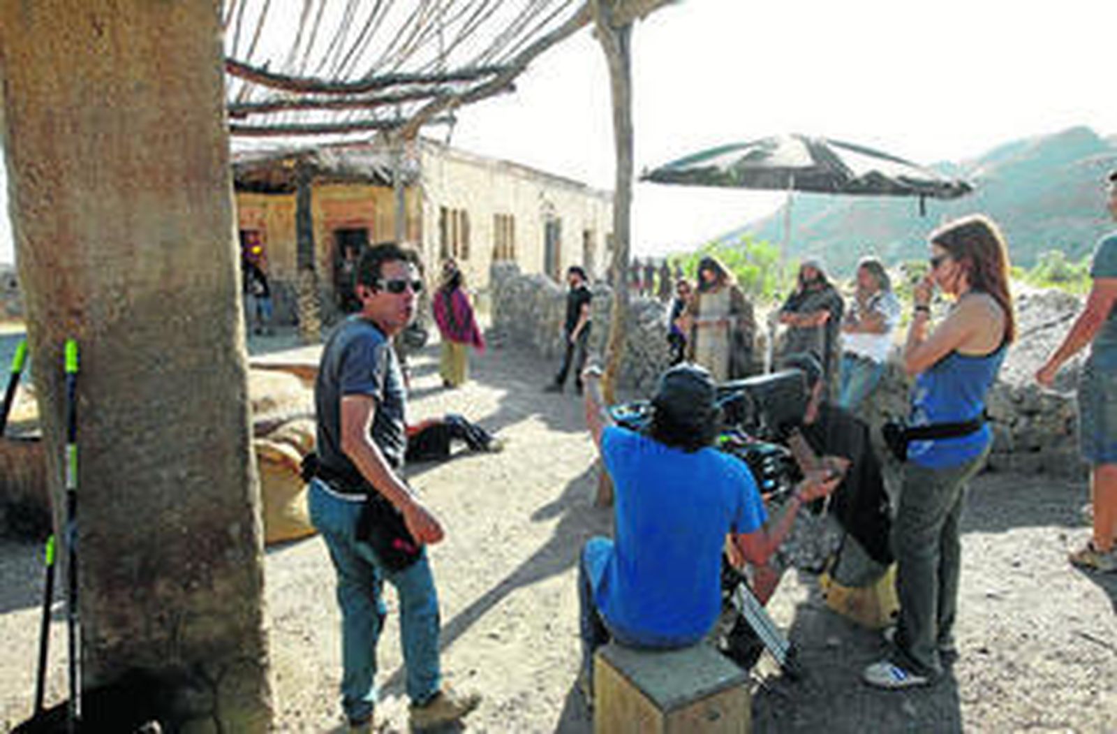 Alan Coton rodando una secuencia de la película en los antiguos decorados de 'Exodus'.