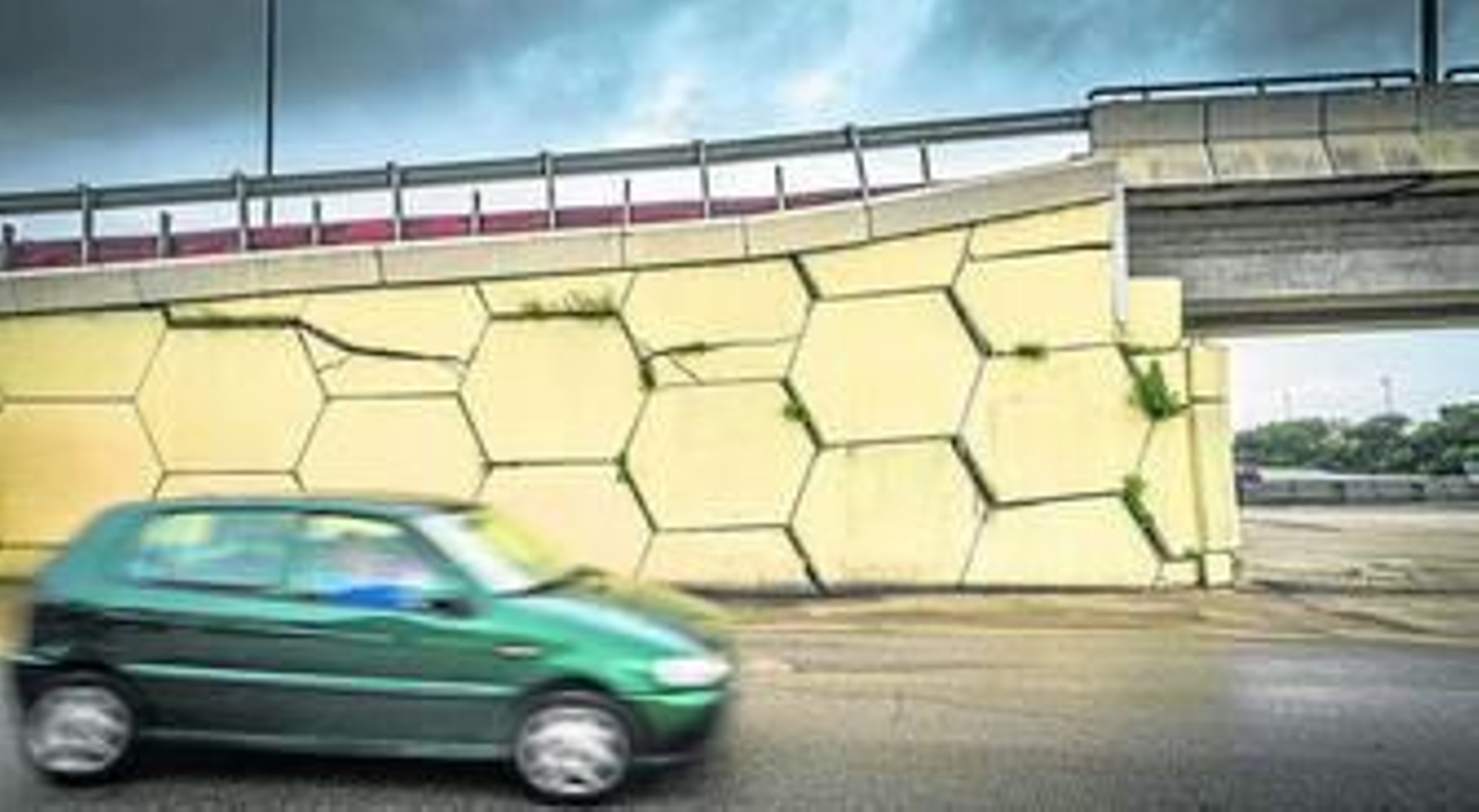 La pata del puente que descansa en el polígono de Tres Caminos presenta unas grietas y unos desniveles preocupantes.