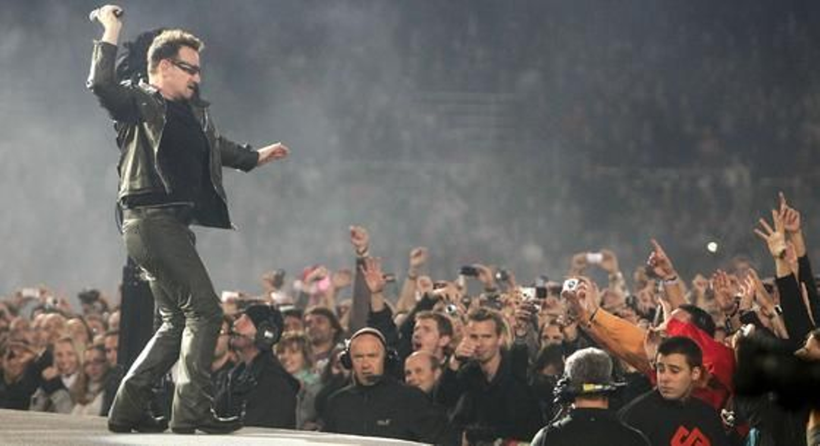 La banda irlandesa U2 convence a sus seguidores en San Sebastián. / EFE, AFP, Reuters