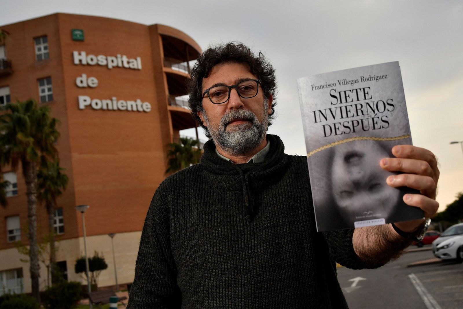 Francisco Villegas con su obra Siete inviernos después' a las puertas del Hospital de Poniente.