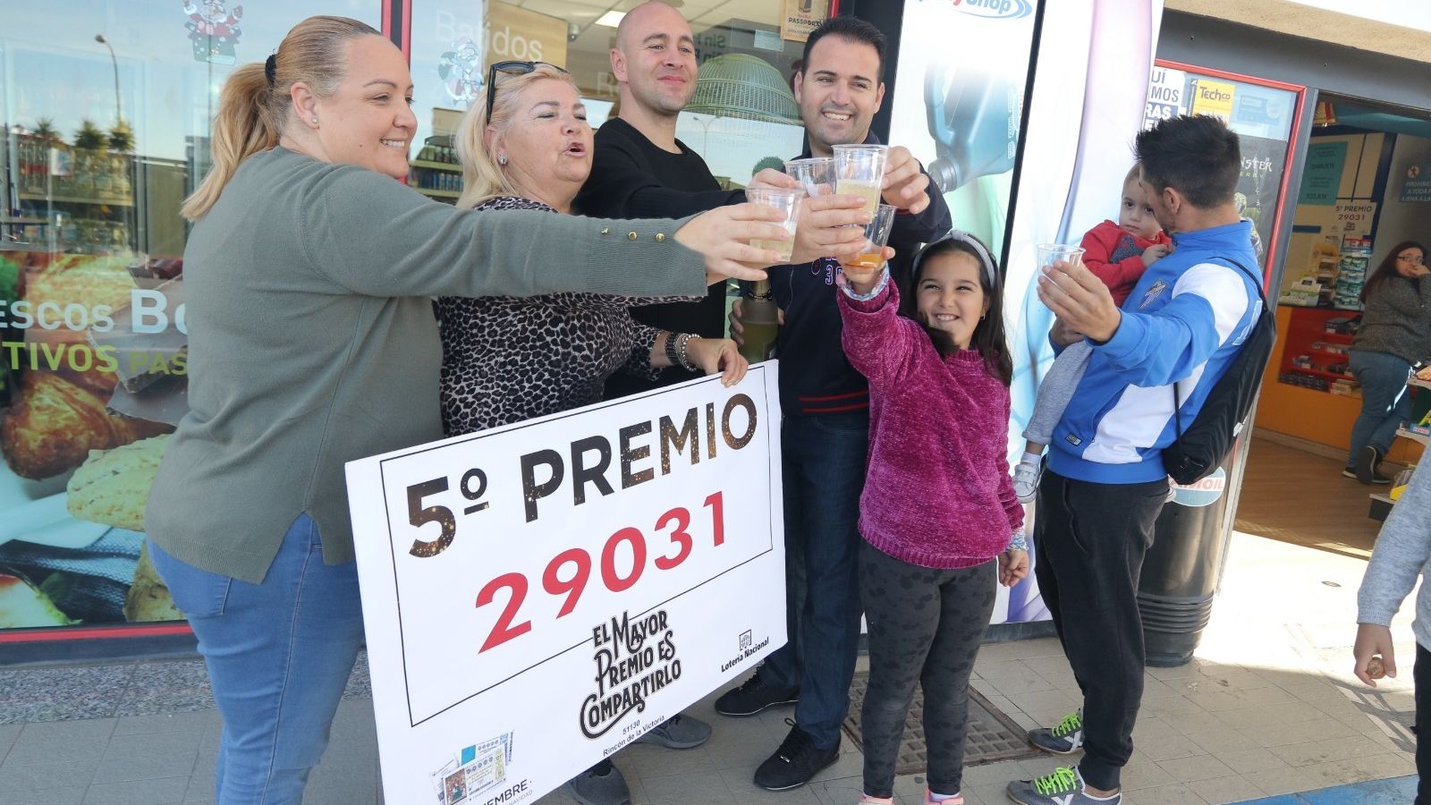 Celebración en la gasolinera que ha vendido 51 décimos, repartiendo 306.000 euros.