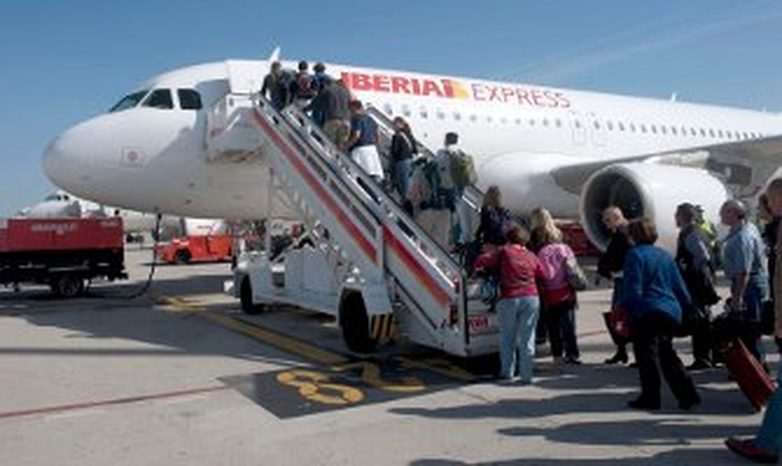 Iberia despide a 14 tripulantes de cabina por convocar huelgas "ilegales"