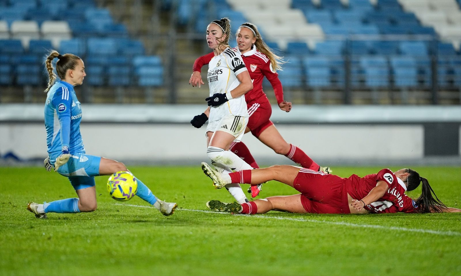 Esther Sullastres le hace un paradón a Athenea del Castillo en la recta final del encuentro.