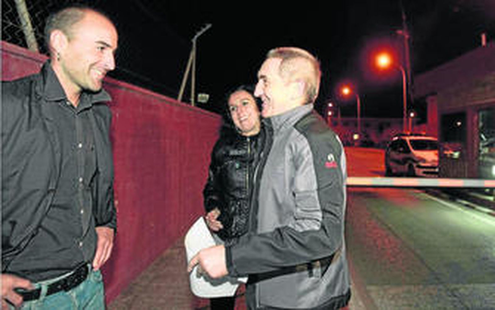 'Mamarru', recibido ayer noche por sus dos abogados. Arriba, una imagen del etarra en 1984, cuando fue detenido en Biarritz.