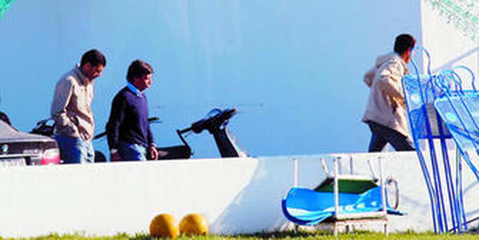 Mariano Suárez y Paco Chaparro, cabizbajos en su despedida.