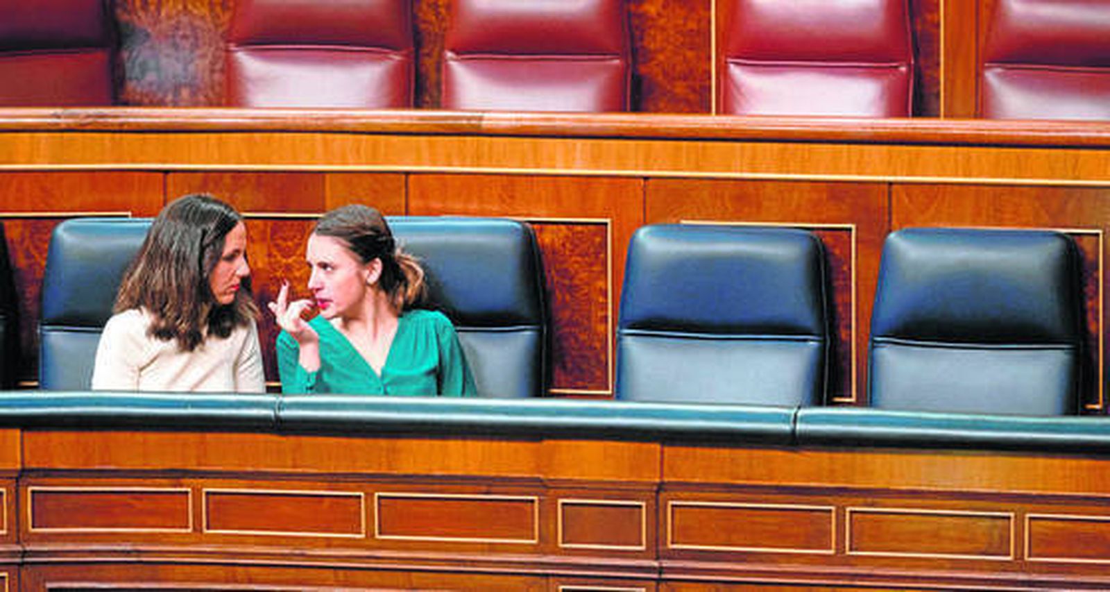 La ministra de Derechos Sociales y Agenda 2030, Ione Belarra, conversa con la responsable de Igualdad, Irene Montero, en el Congreso.