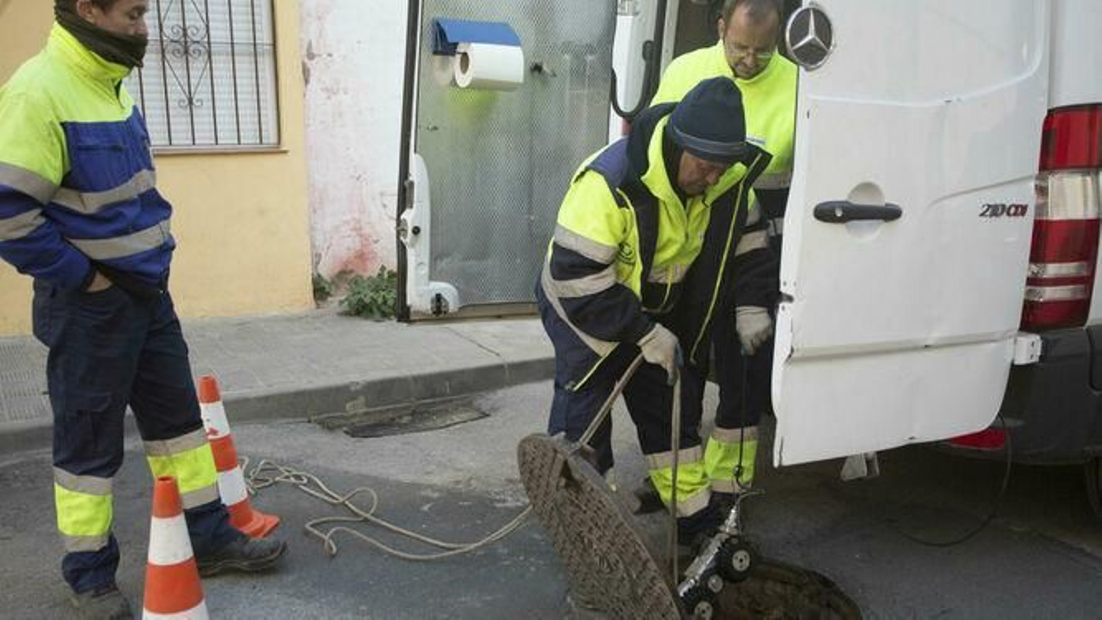 Técnicos de Emasesa inspeccionando el alcantarillado de la barriada Guadalquivir de Coria en una imagen de archivo.