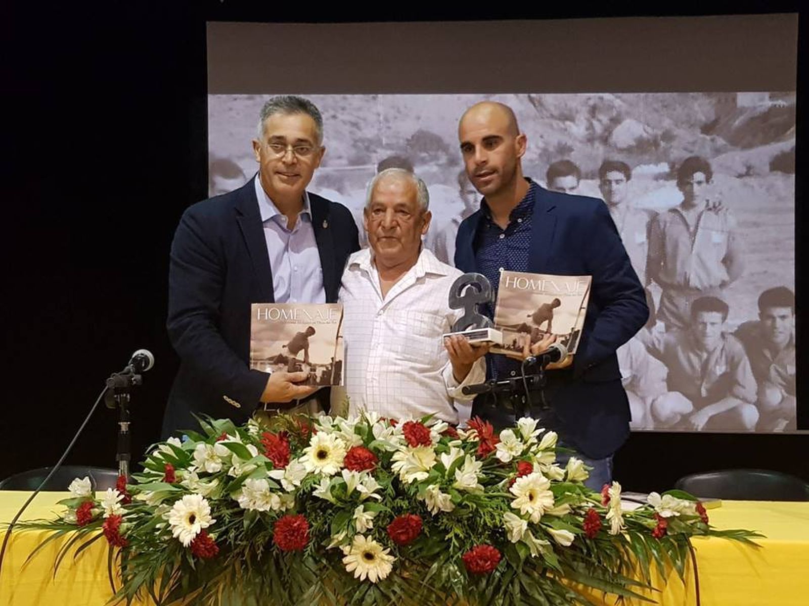Gregorio Rodríguez, flanqueado por el alcalde de Olula, Antonio Pascual, y Gregorio Navarro, concejal de Comunicación.