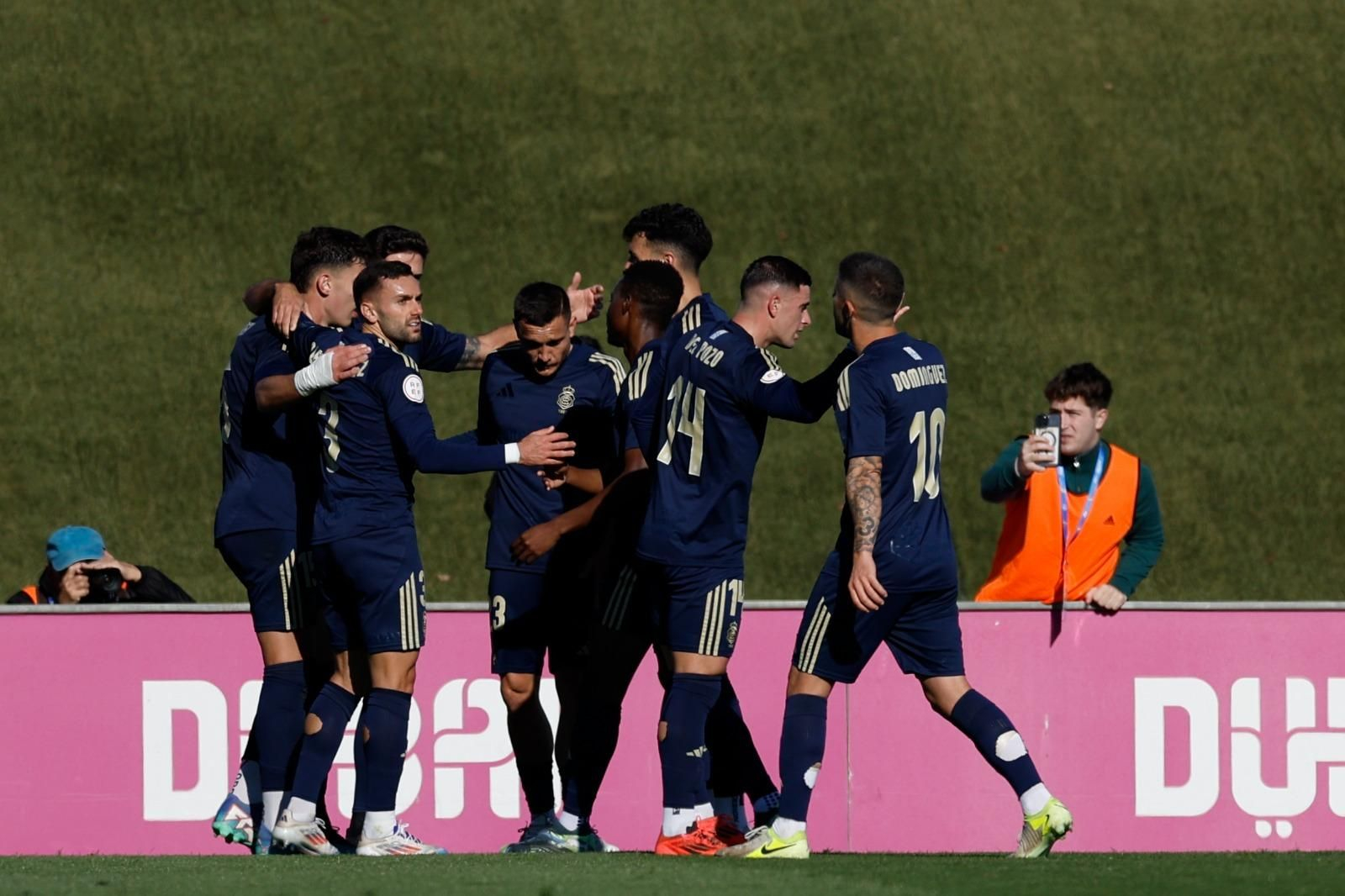 Los jugadores del Recre celebran el gol de Rubén Serrano.