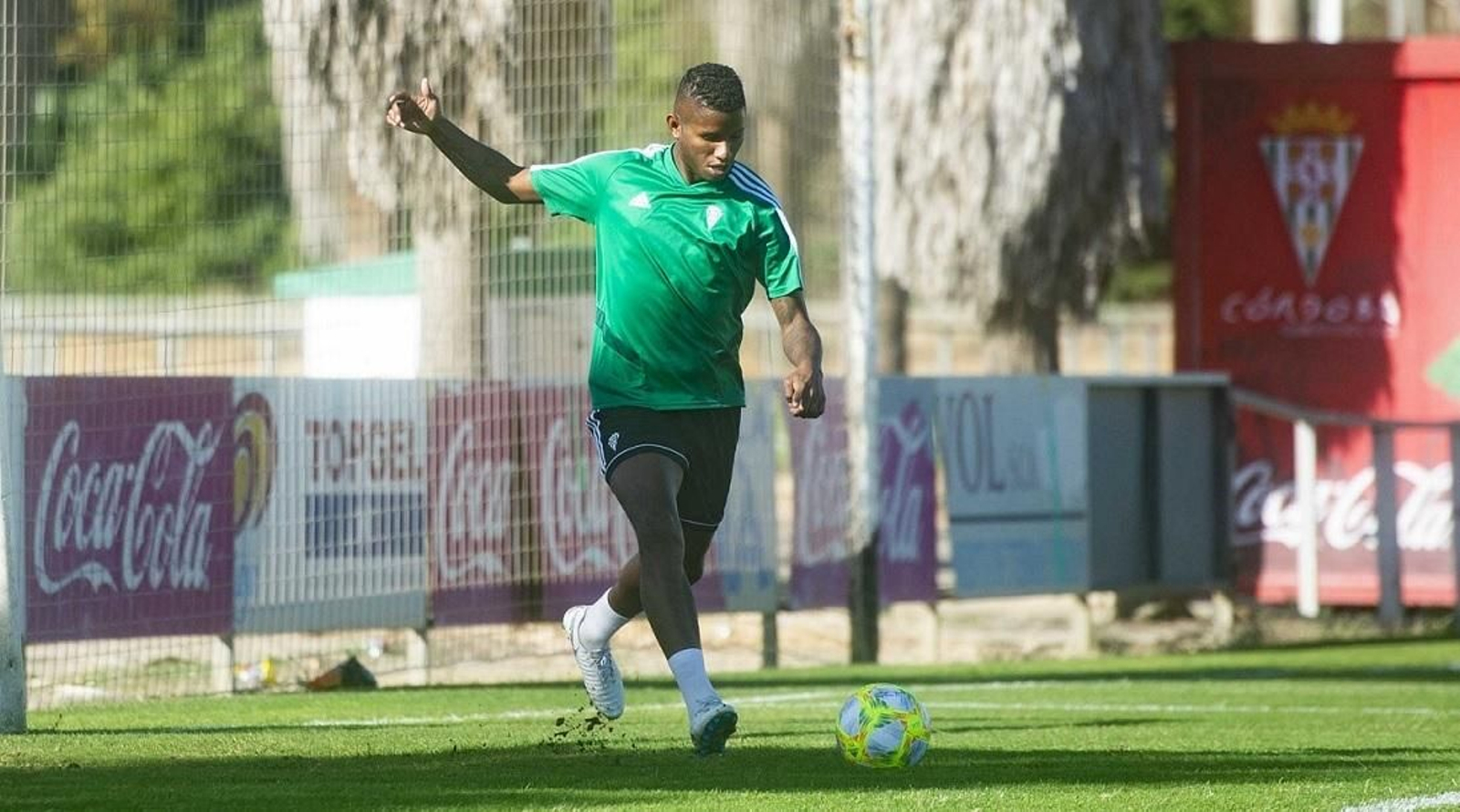 Fidel Escobar golpea el balón en un entrenamiento en la Ciudad Deportiva. Fidel Escobar golpea el balón en un entrenamiento en la Ciudad Deportiva.