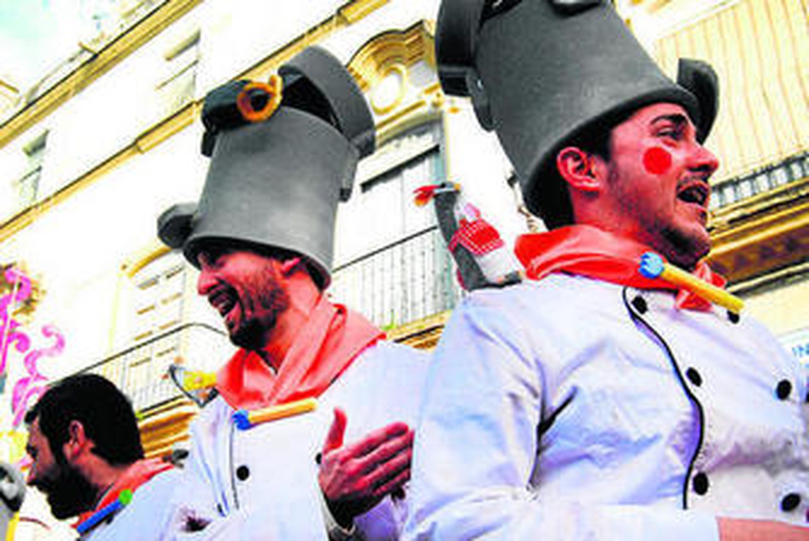 Unos cocineros con mucho arte en la cabalgata.
