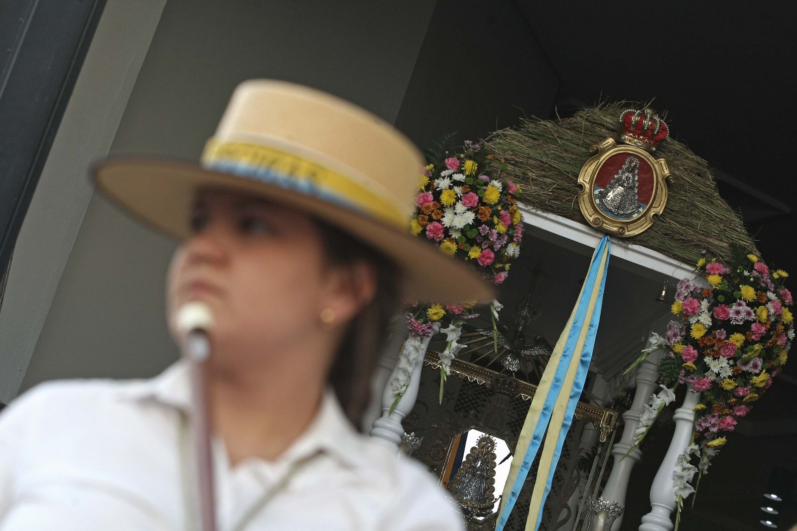 El simpecado de la Hermandad del Rocío de Algeciras en una peregrinación a Almonte.