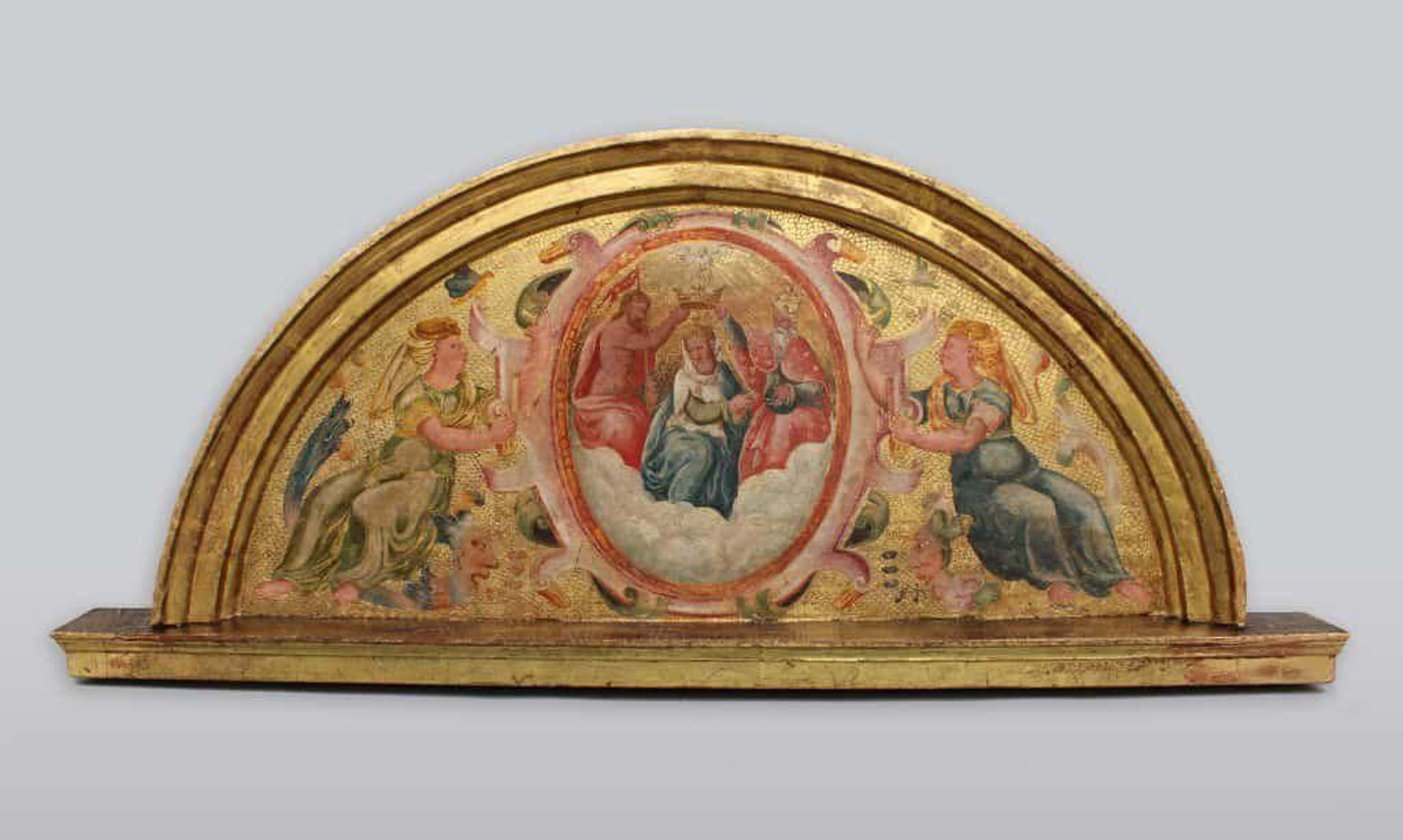 Detalle del frontispicio de la coronación