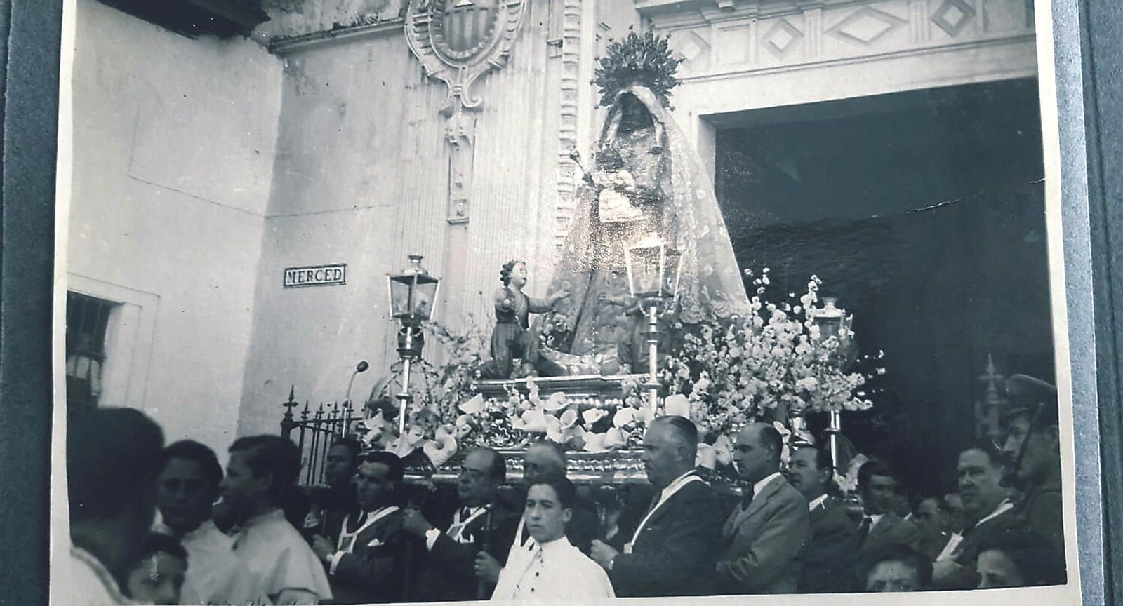 Rogativas a la Santísima Virgen de la Merced en la sequía del año 1949. Los labradores que van cargando con el paso son personajes históricos de Jerez: delante, de izquierda a derecha,  José Perez-Luna, Fermín Bohórquez Gómez, Tomás Domecq Rivero. En el flanco izquierdo, el primero Luis López de Carrizosa Ybarra, Conde de Peraleja, y Antonio Morénes Medina, Marqués de Villarreal de Burriel.