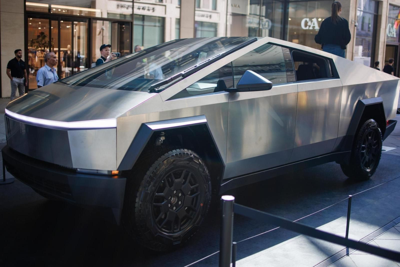 Tesla presenta en Málaga su nuevo modelo de coche 'Cybertruck' en su gira por Europa