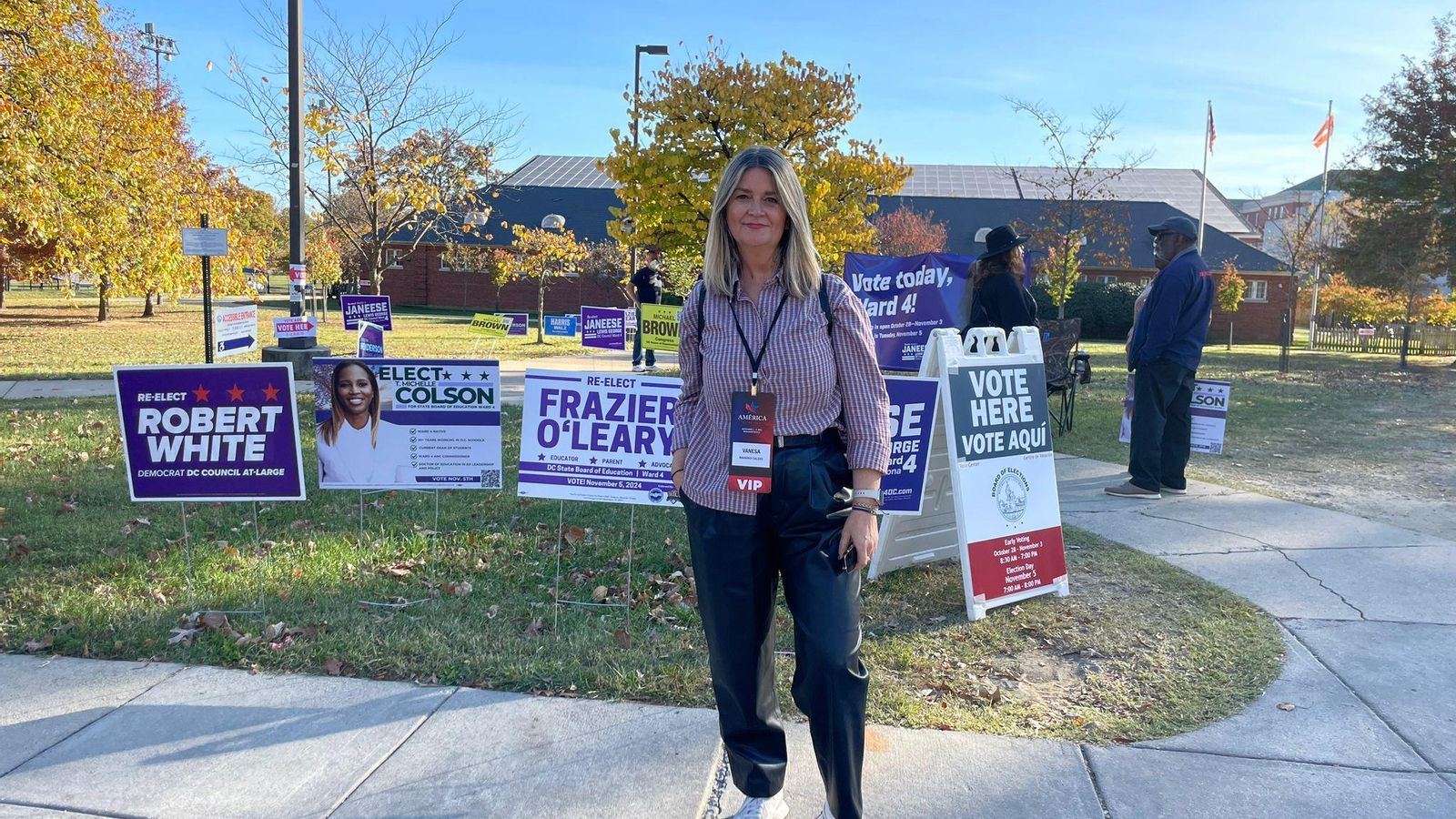 La consultora onubense Vanesa Navarro posa ante varios carteles electorales en Washington DC.