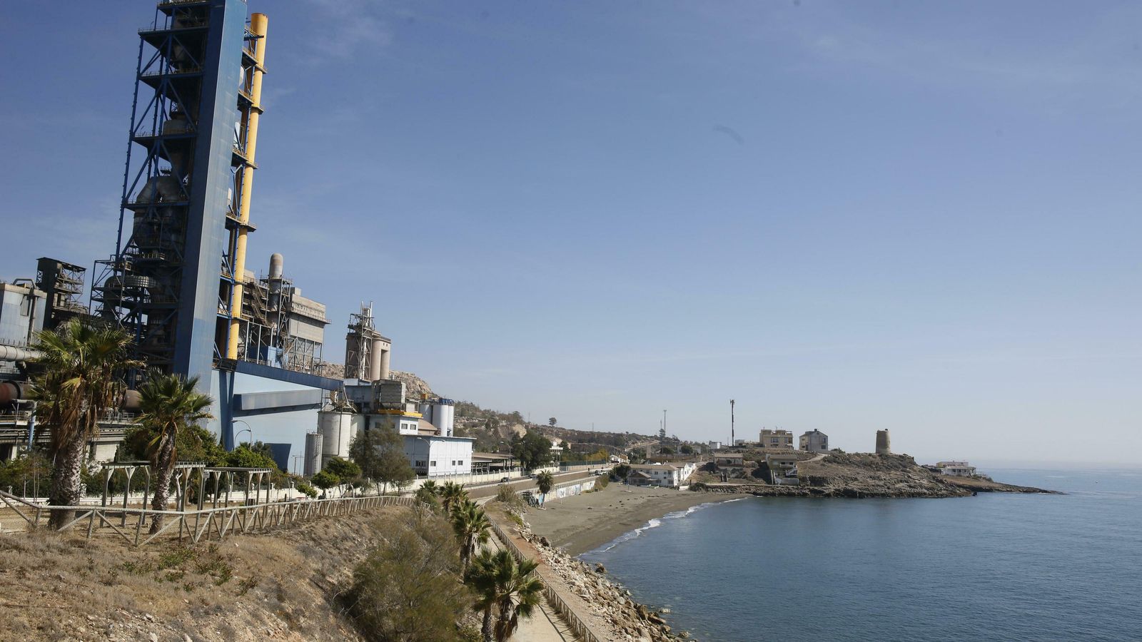 En la playa de la Fábrica puedes imaginar fácilmente que estás veraneando en un mundo postapocalíptico.