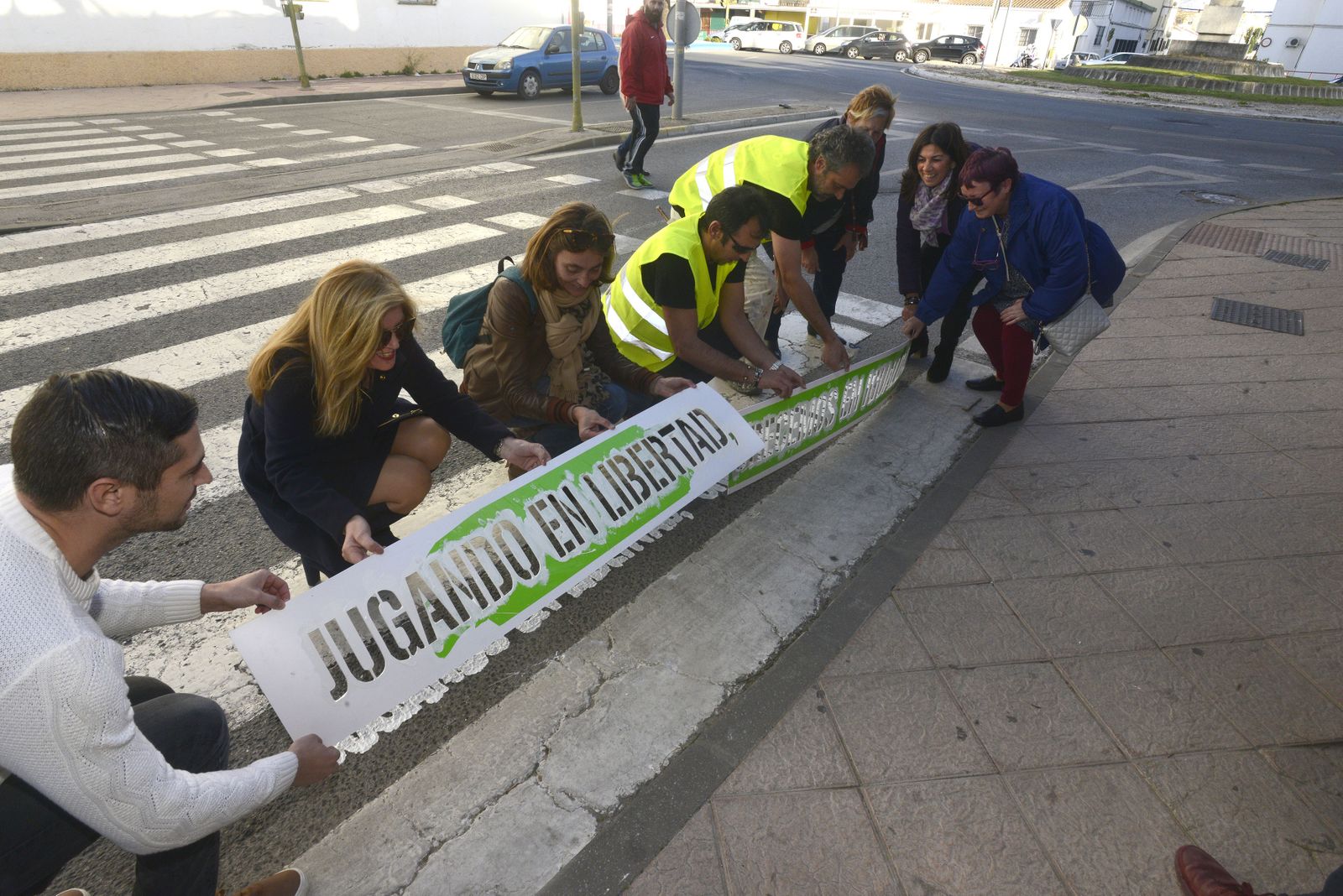 La campaña daba comienzo hace unos días con la rotulación de este paso de cebra junto al IES José Luis Tejada.