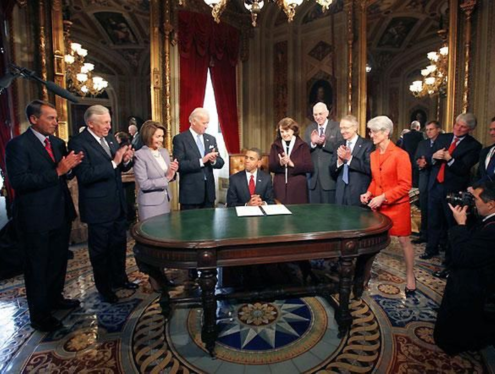 El nuevo presidente se estrena firmando los nombramientos de su Gobierno