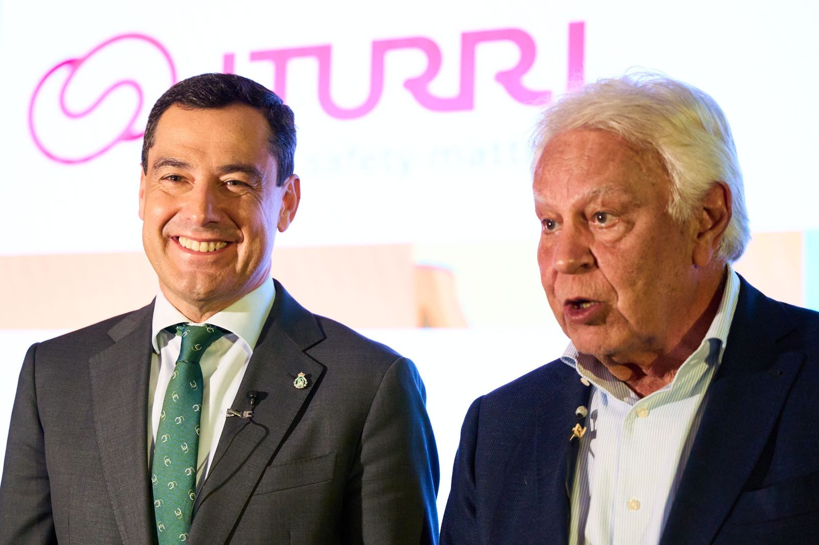 Juanma Moreno elogia a Felipe González, "uno de los grandes" de la política española.