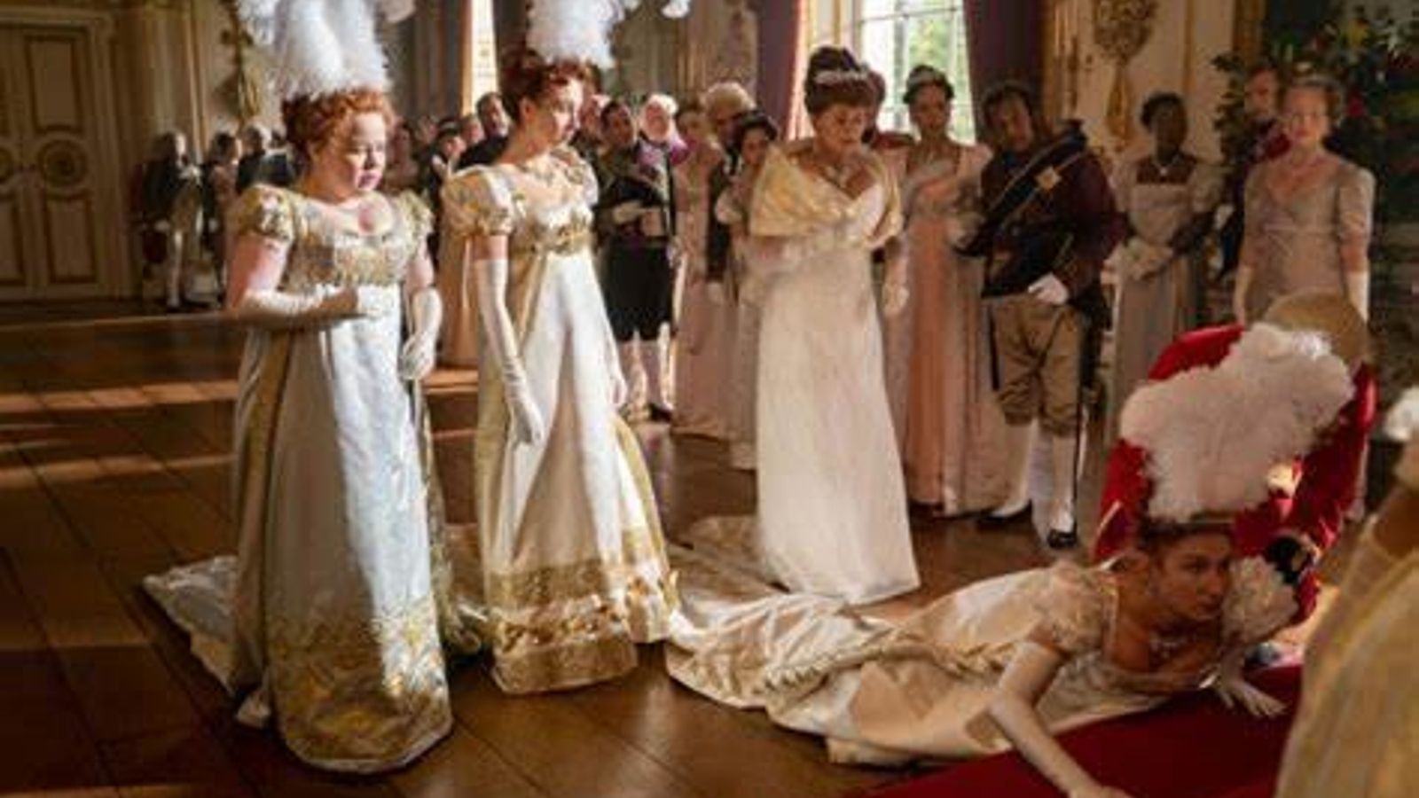 Tocados de plumas abundan en los momentos estelares de la serie 'Los Bridgerton'.