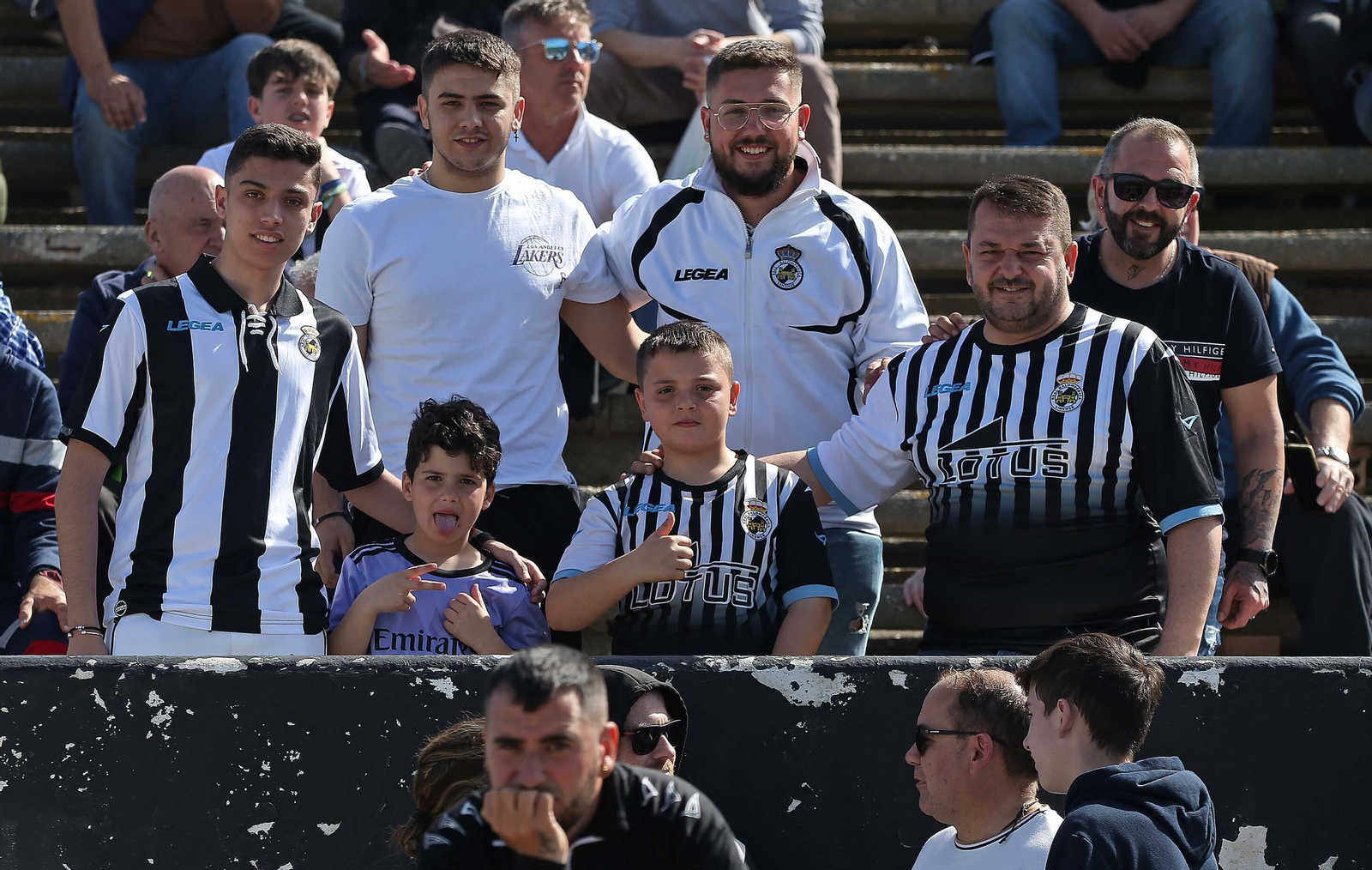 Fotos de la afición durante el Balona - Badajoz en el estadio municipal de La Línea
