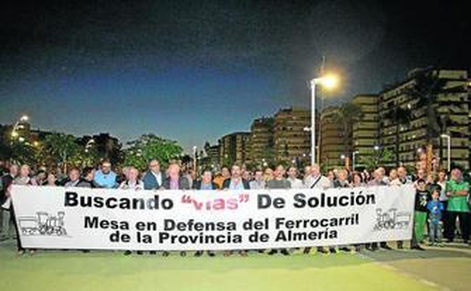 Los integrantes de la Mesa del Ferrocarril portando la pancarta reivindicativa ayer en la concentración en el Parque de la Estación.