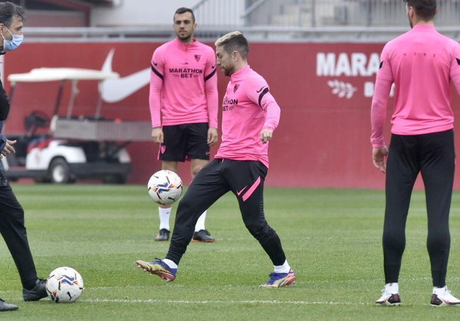 Papu Gómez, durante el último entrenamiento de la plantilla en Sevilla.