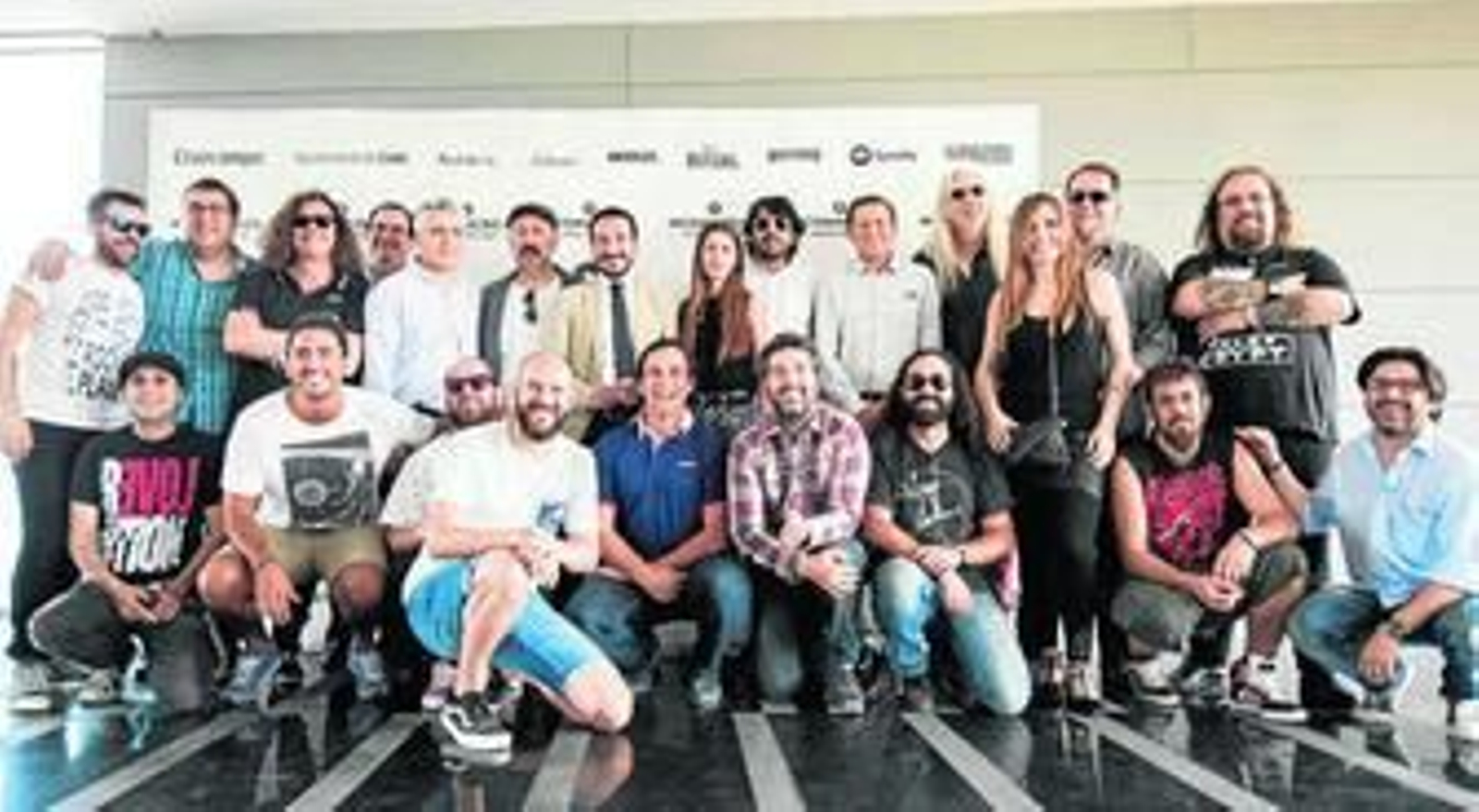 Foto de familia de los impulsores, artífices y algunos de los músicos que participan en la tercera edición de No Sin Música.