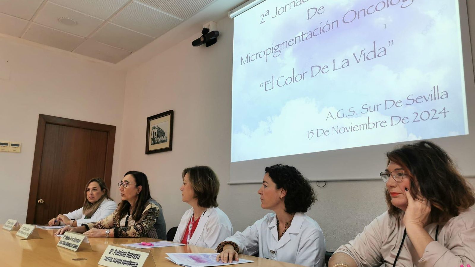 Inauguración jornada por directora enfermería del Hospital de Valme, María José Jiménez, junto a las organizadoras del evento.