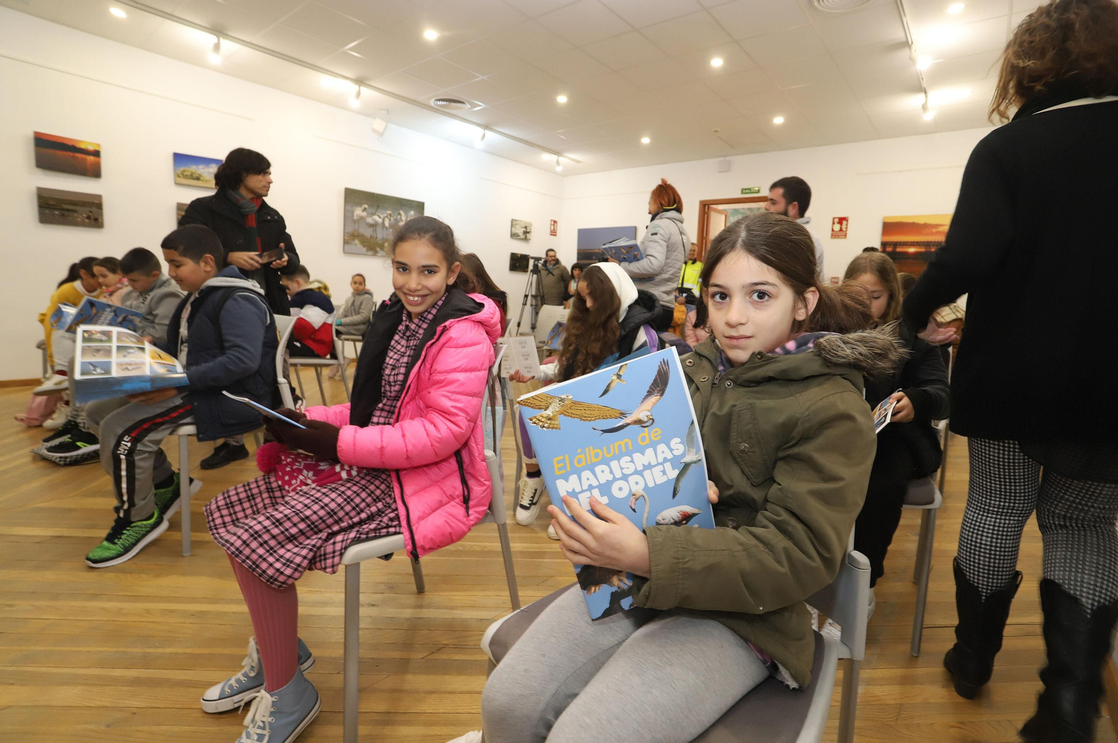Imágenes de la presentación del primer álbum de fichas adhesivas de la avifauna del Paraje Natural Marismas del Odiel