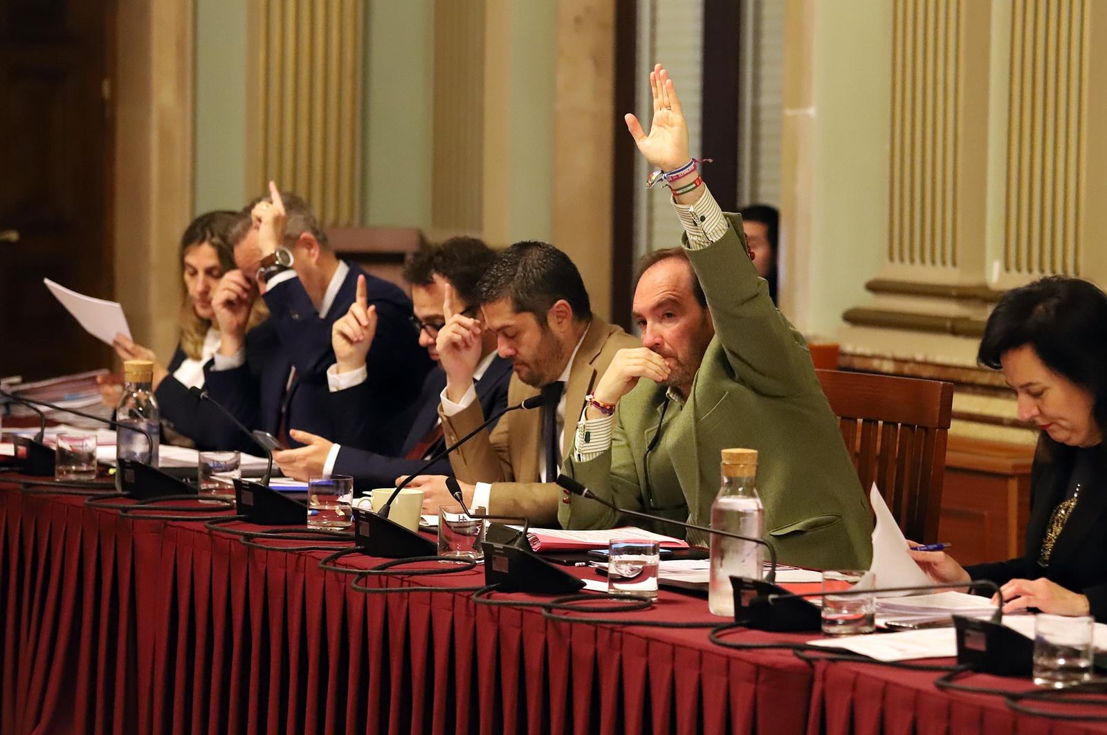 Imágenes del pleno del Ayuntamiento de Huelva