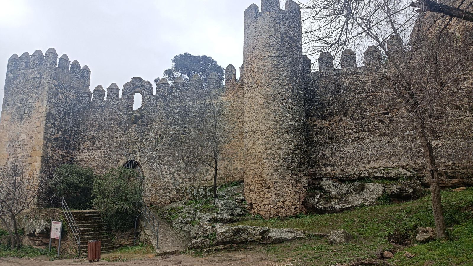 Entrada al Castillo de las Aguzaderas.