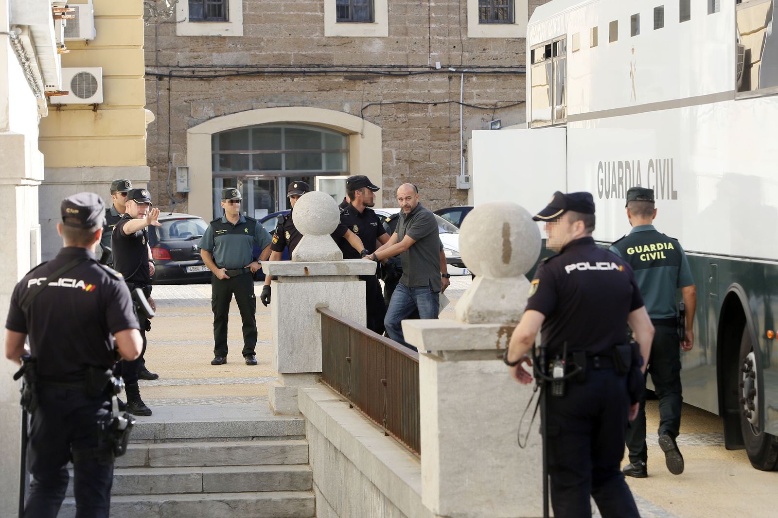 Ismael López 'El Ojos', líder de la organización criminal, a su entrada al Palacio de Justicia.
