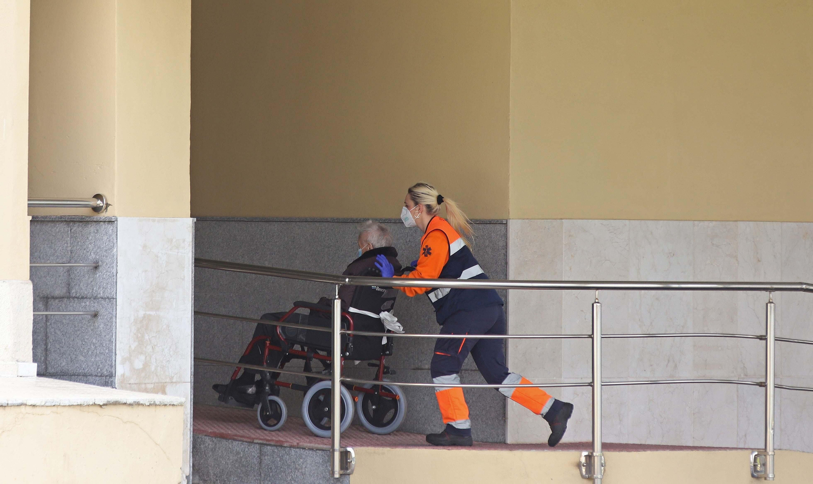 Un sanitario lleva a un paciente al interior del hospital de Algeciras. Un sanitario lleva a un paciente al interior del hospital de Algeciras.