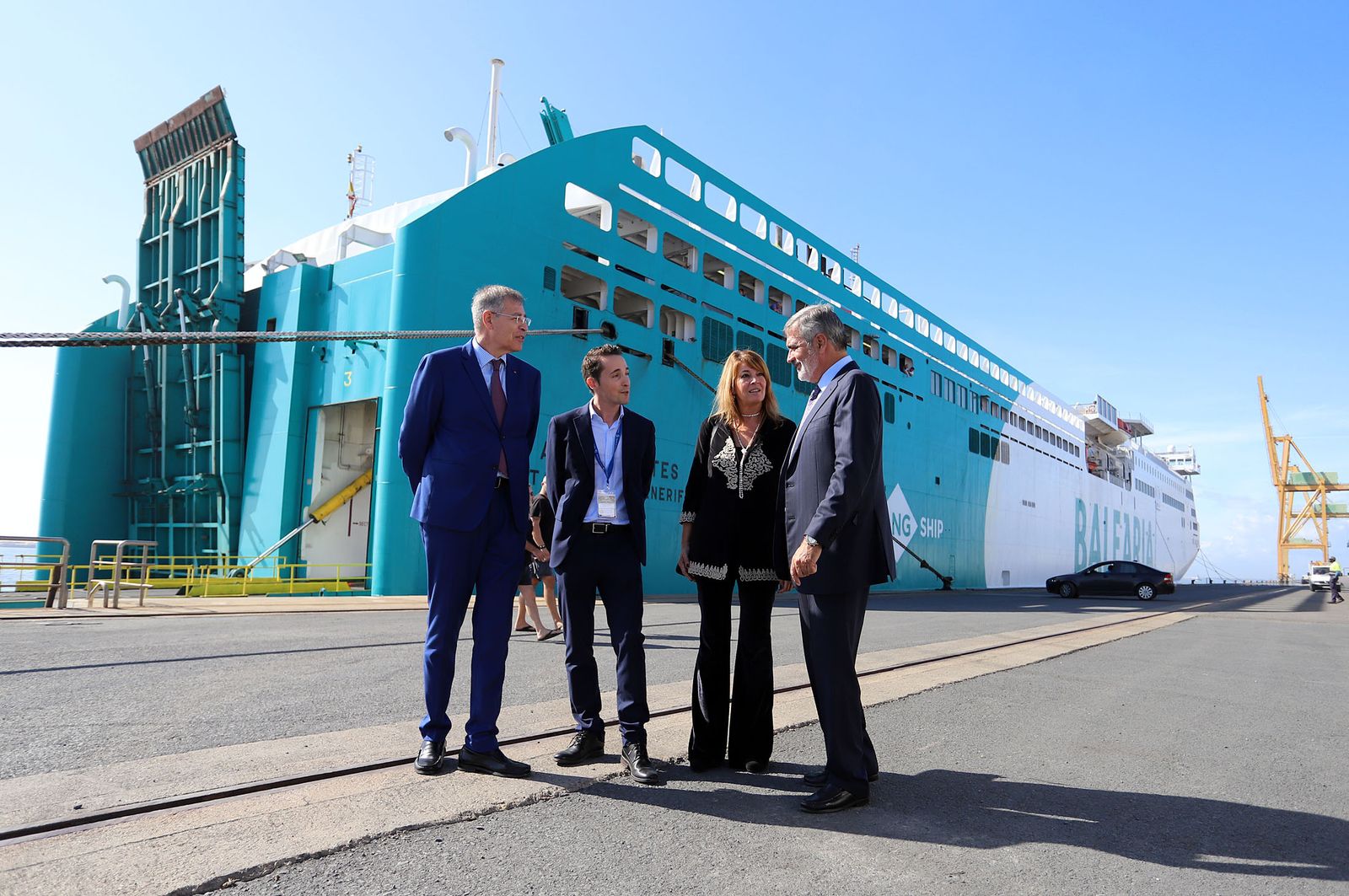 Imágenes de la llegada de un buque de Baleària al Puerto de Huelva