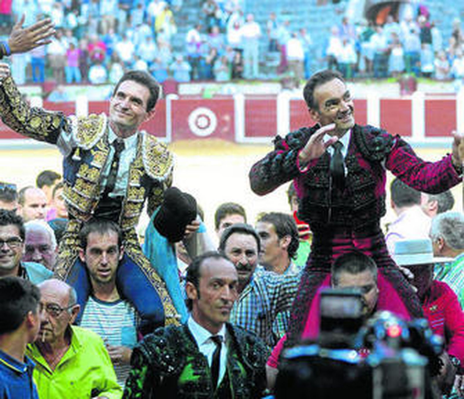 Joselillo y El Cid, en su salida a hombros en la plaza de toros de Valladolid.