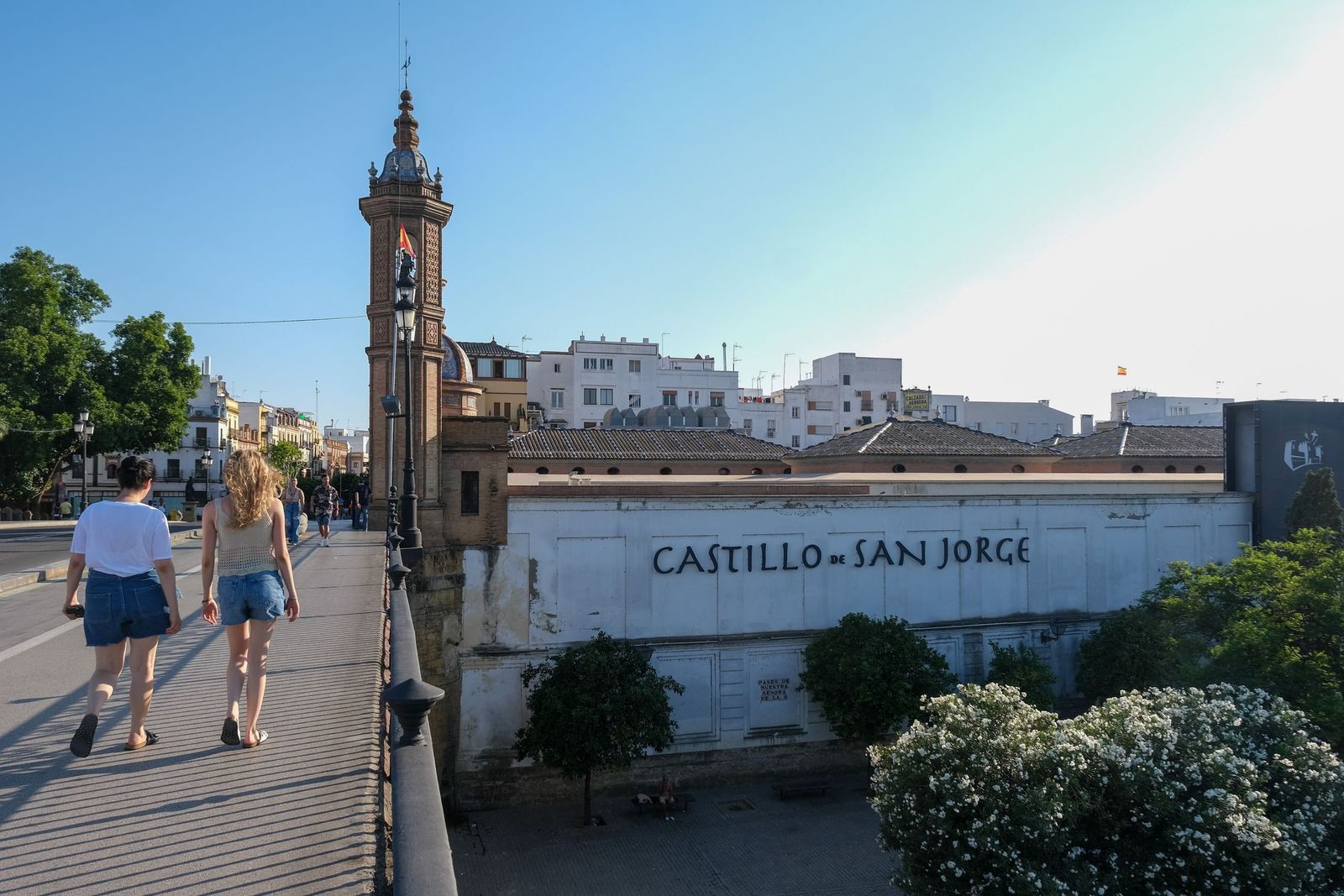 El exterior del Castillo de San Jorge desde el Puente de Isabel II.