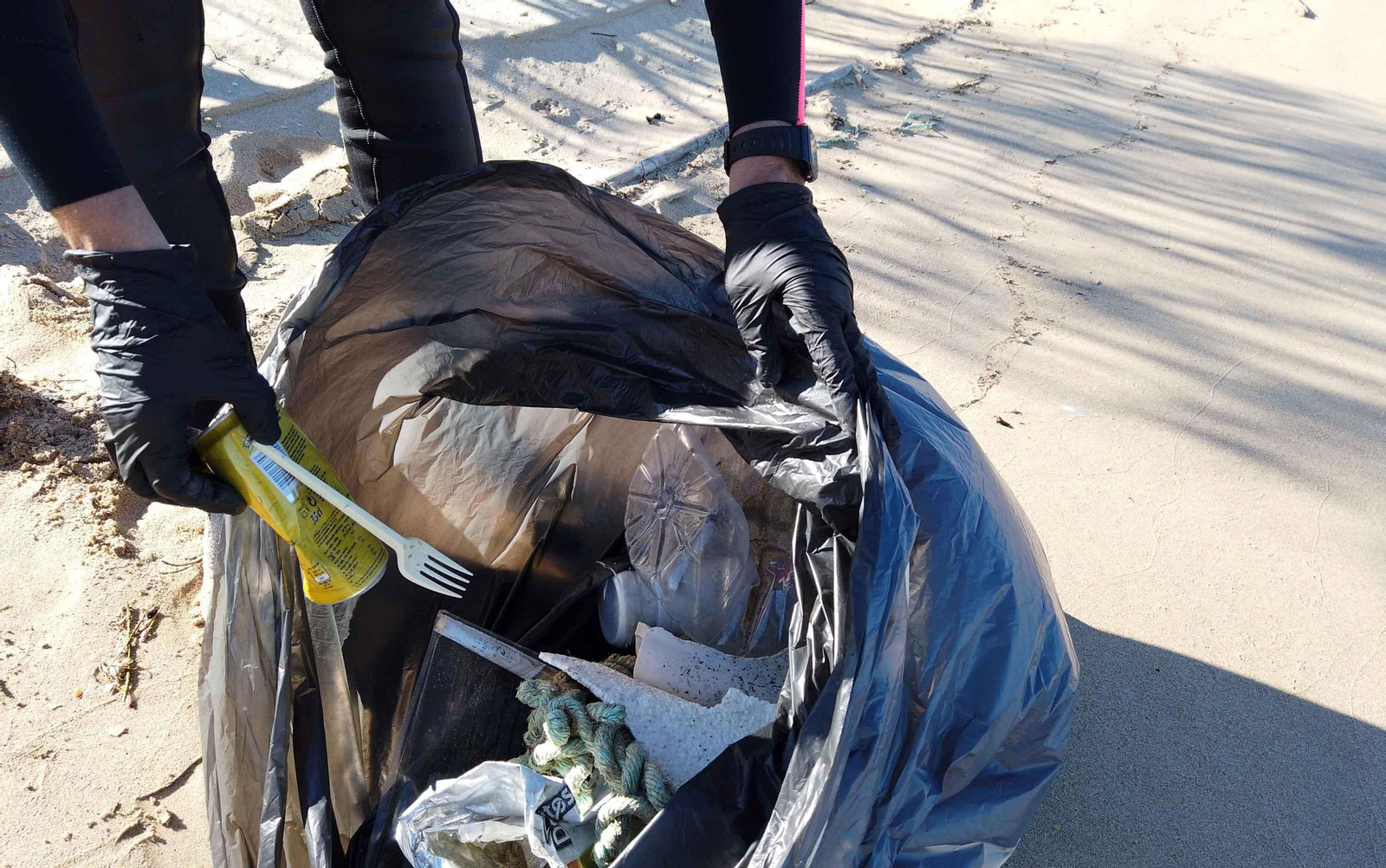 Las mejores imágenes de los Papás Noel que ha cruzado el río Piedras en paddle surf