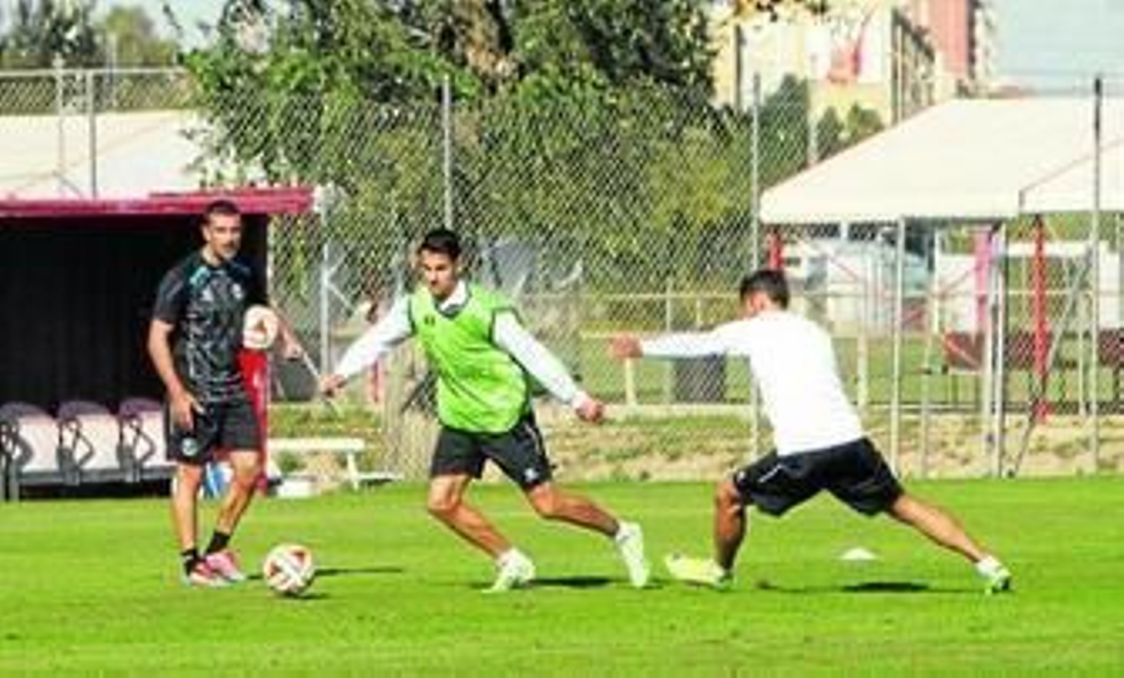 El extremo canario Vitolo trata de zafarse del polaco Krychowiak en la sesión que el Sevilla realizó ayer en la ciudad deportiva.