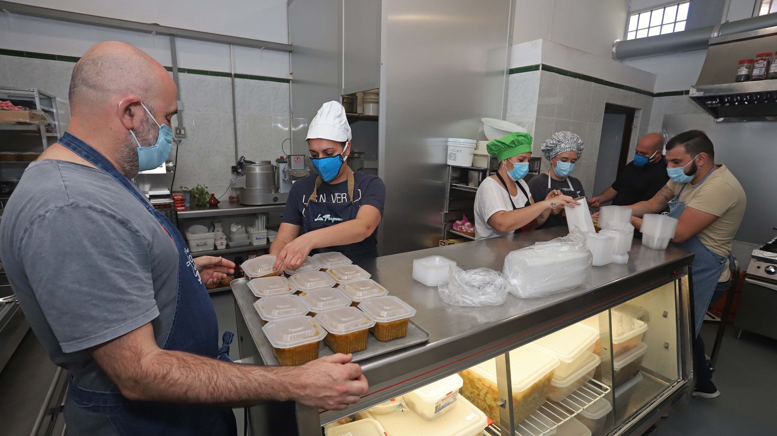 Los fogones que preparan los menús del Comedor del Carmen de Algeciras