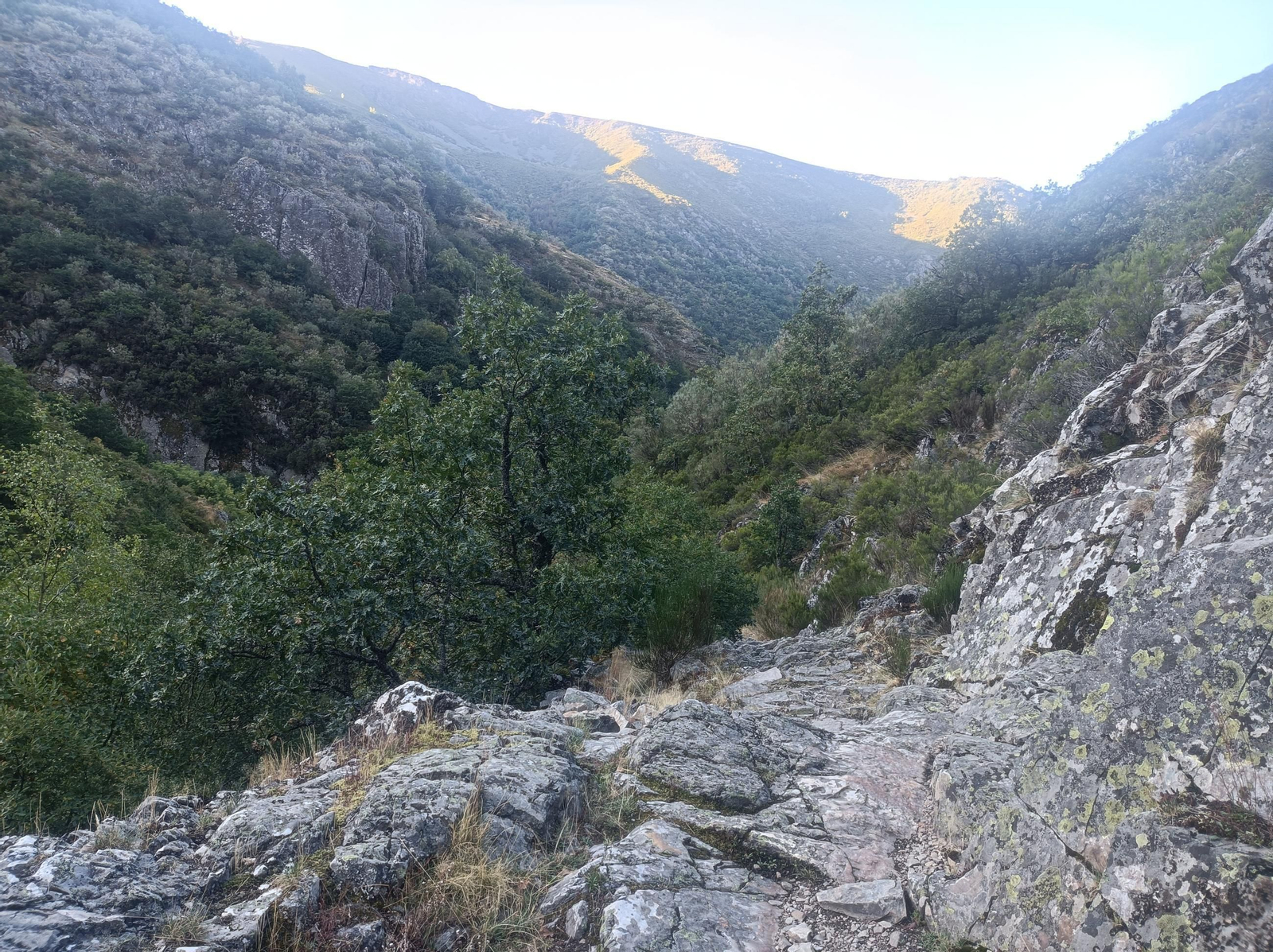 El valle se llega a estrechar en muchas ocasiones. La rampas de bajada van sobre piedra desnuda en algunas partes.