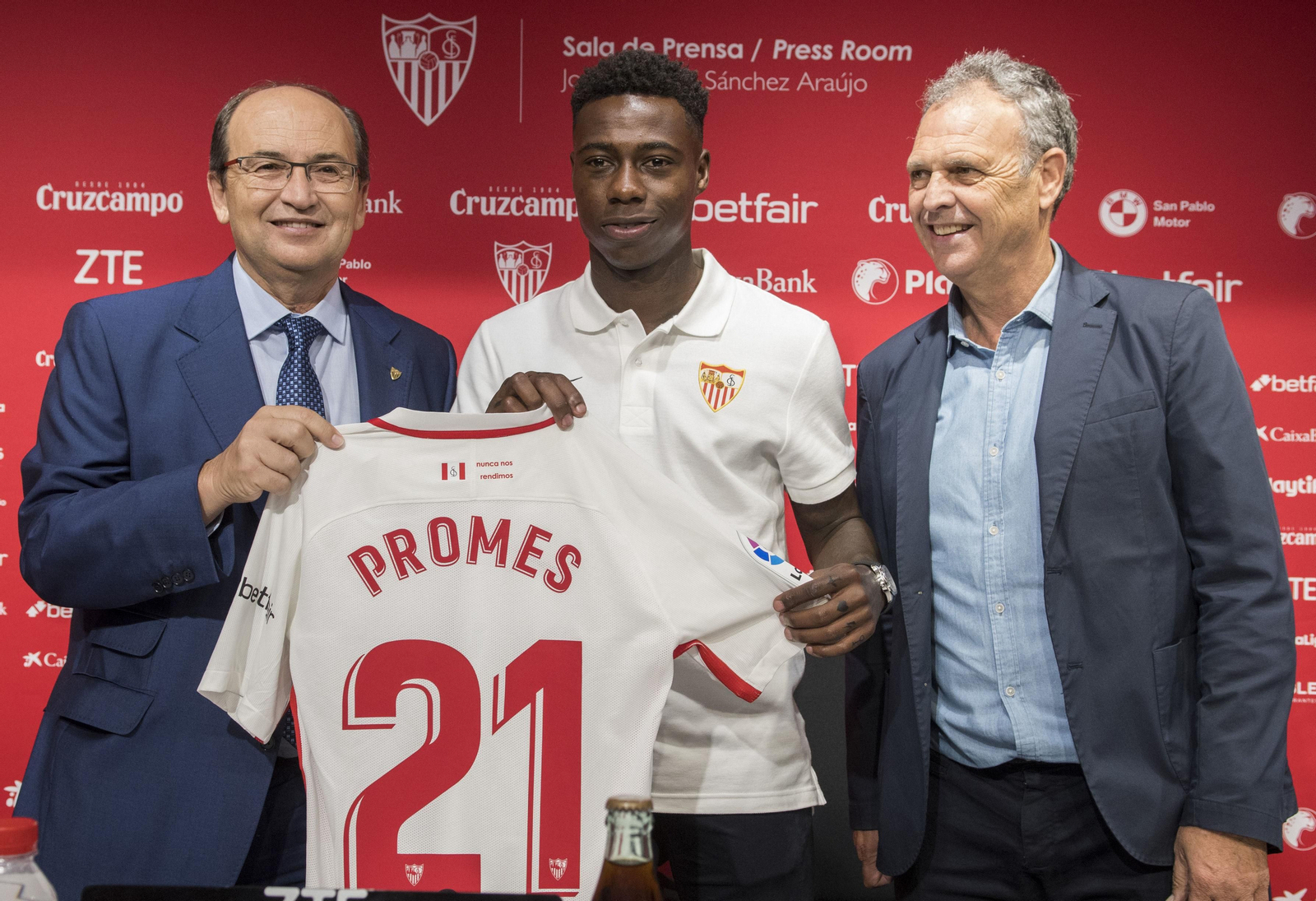 José Castro y Joaquín Caparrós, presentando a Quincy Promes.