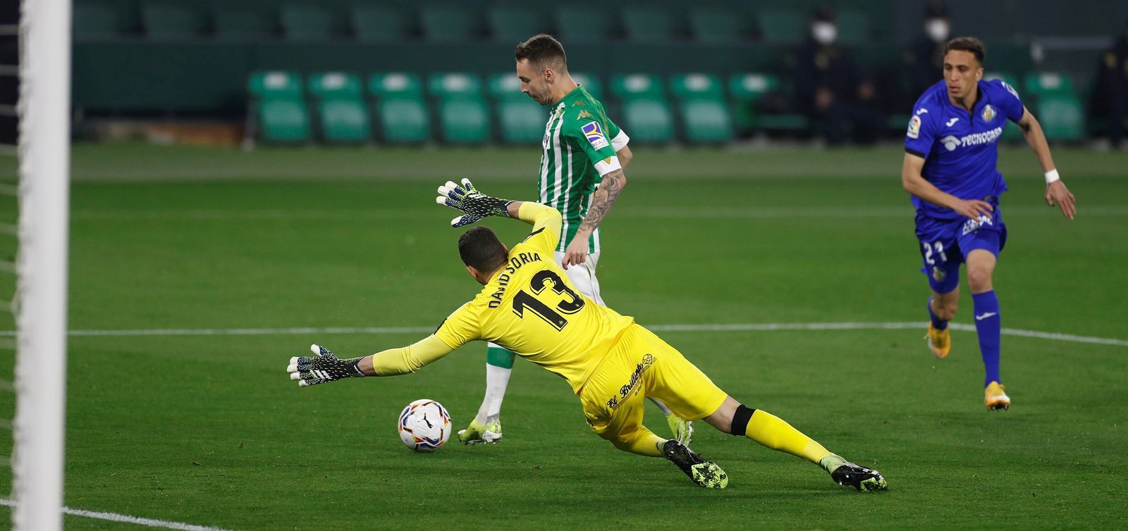 Loren se escapa de David Soria para fallar después a puerta vacía en el disparo.