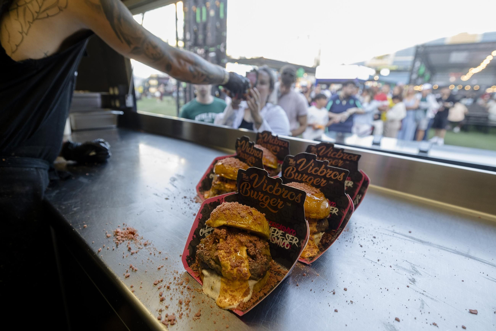 Búscate en las imágenes de la inauguración de The Champions Burger en el estadio Nuevo Mirandilla