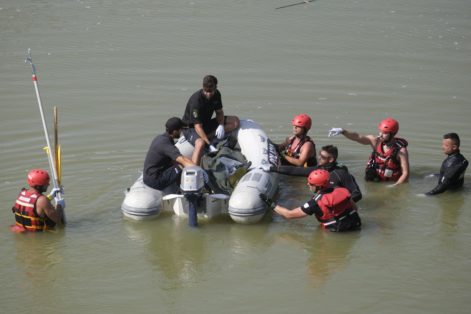 Así ha sido el rescate del cuerpo del joven ahogado en el Guadalquivir