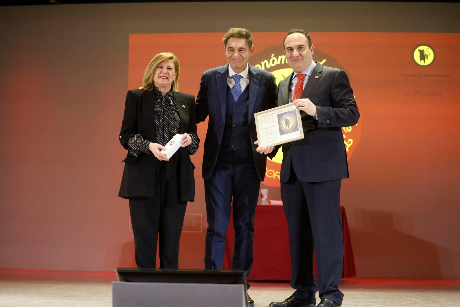 El Cordobés, cofrade de honor de la Cofradía Gastronómica del Rabo de Toro