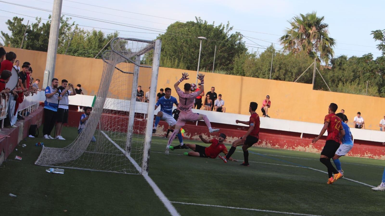 Carles atrapa el centro de Hugo Carrillo en una acción de la primera mitad.